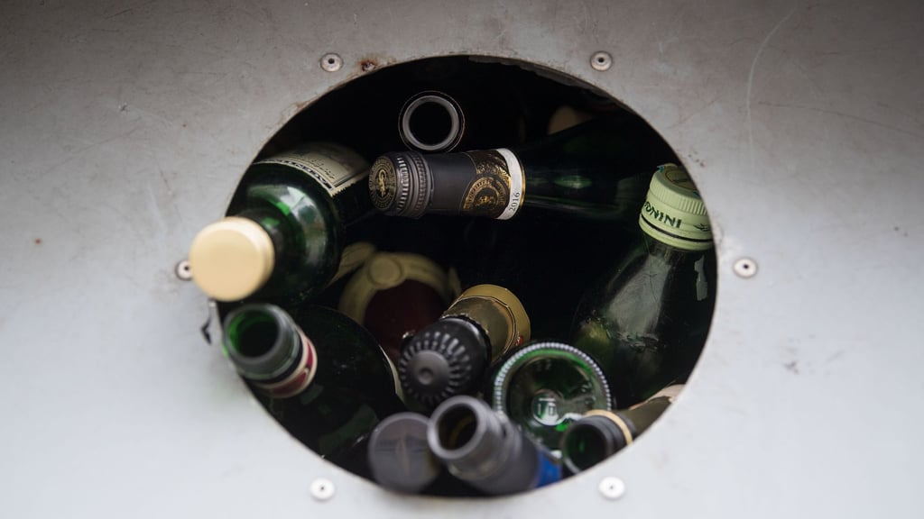 Grünes Glas verträgt beigemischte Farben am besten. Blaue Flaschen kommen daher in den Grünglas-Container.