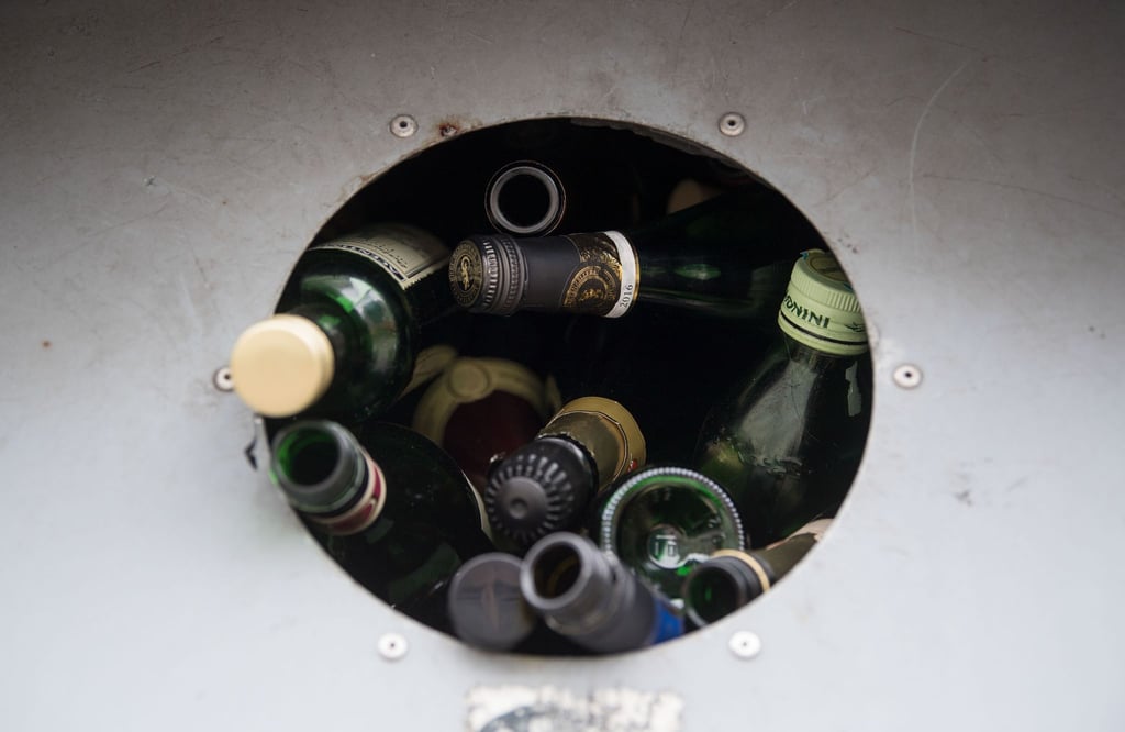 Grünes Glas verträgt beigemischte Farben am besten. Blaue Flaschen kommen daher in den Grünglas-Container.