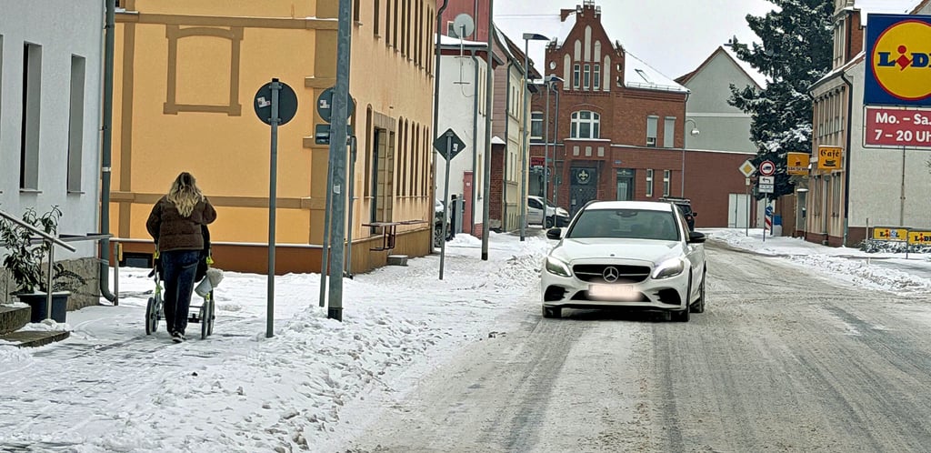 Schnee und Eis an der Schönwalder Straße in Tangerhütte. Sowohl Fußgänger als auch Autos sind dort dieser Tage sehr vorsichtig unterwegs.