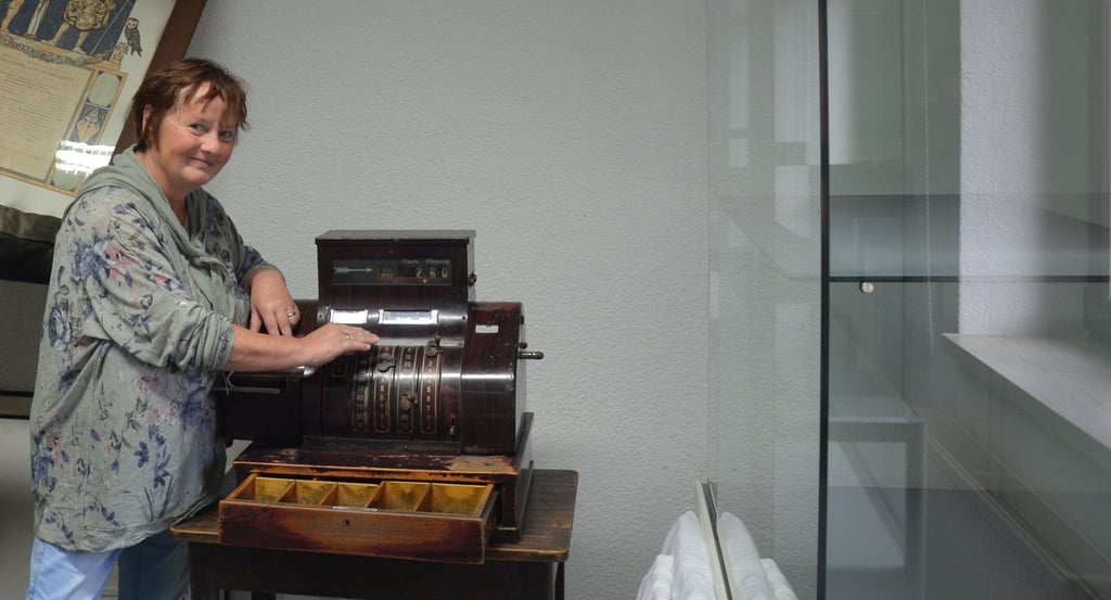 Carola Preuße bereitet mit ihren Mitstreitern der  Interessensgemeinschaft Heimatgeschichte eine neue Ausstellung zum Handel und Gewerbe in Oschersleben vor. Neben einer historischen Registrierkasse können sich die Besucher auf weitere Fundstücke freuen.