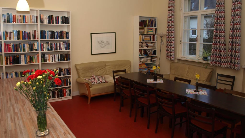 Das Trothaer Lesecafé begann mit einem kleinen Raum - doch mittlerweile finden auch im großen Saal regelmäßig Veranstaltungen statt.