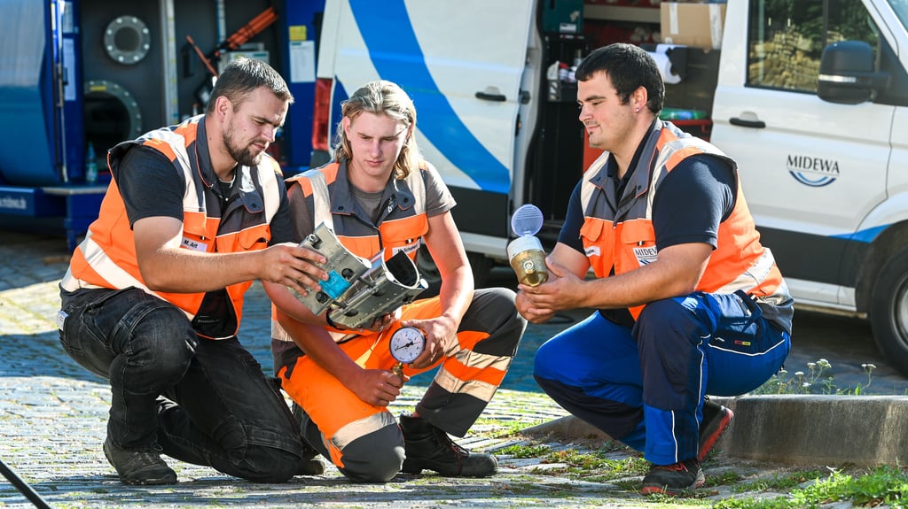 Auf einer Baustelle im Seegebiet Mansfelder Land werden hier die Azubis angeleitet und eingearbeitet.