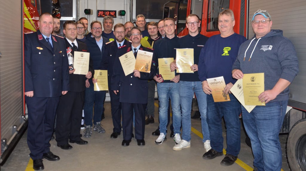 Einheitliche Darstellung nach außen sieht anders aus. Die Feuewehrleute kritisieren fehlende Uniformen. Jeder zieht an, was er gerade hat. 