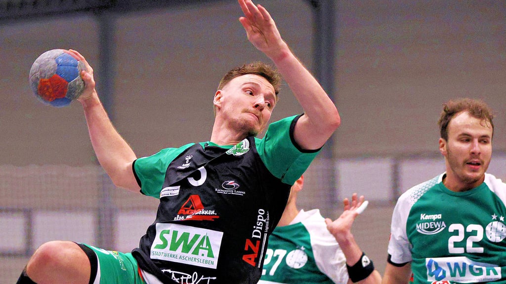 Der HC Aschersleben, hier mit Pit Seifert beim Wurf, musste eine Heimniederlage gegen die HG Köthen einstecken. 