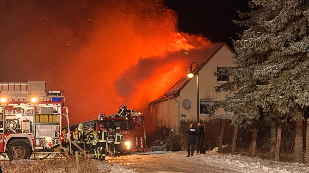 Haus in Flammen: Feuerwehrkräfte kämpfen in Hasselburg in der eisigen Nacht gegen den Brand eines Zweifamilienhauses.