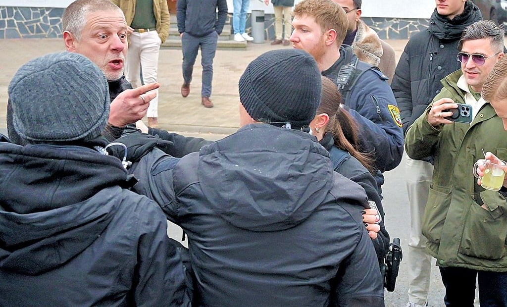 Verleger Kubitschek (l.) wirft „Recherche-Nord“ eine Führungsrolle bei den Attacken vor. Der österreichische Rechtsextremist Martin Sellner (r.) filmte das Geschehen. 
