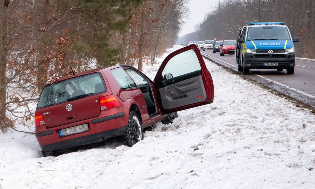 Unfall B184 von A8 Abfahrt Süd stadteinwärts, Pkw von der Fahrbahn abgekommen im Graben