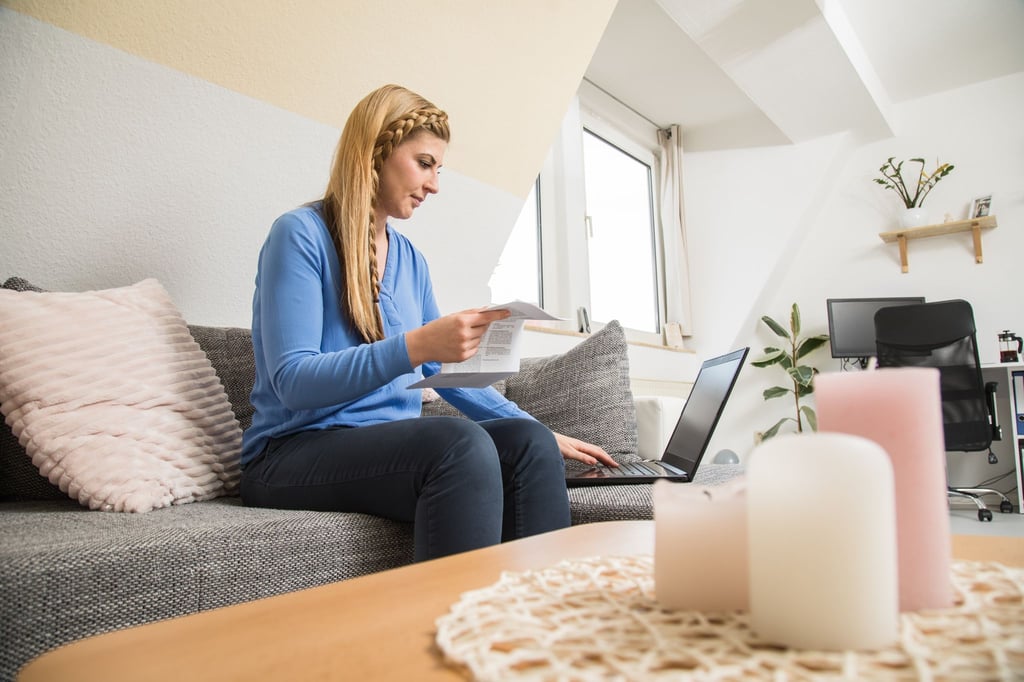 Stimmt alles? Werden Abschlagszahlungen mit der Jahresabrechnung angepasst, sollten Verbraucherinnen und Verbraucher genau hinschauen.