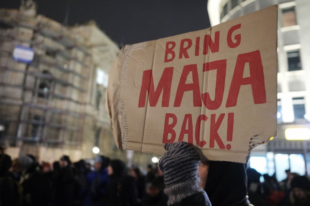 Teilnehmer einer Demonstration gegen das Urteil gegen Maja T. versammeln sich auf dem Wilhelm-Leuschner-Platz in Leipzig.