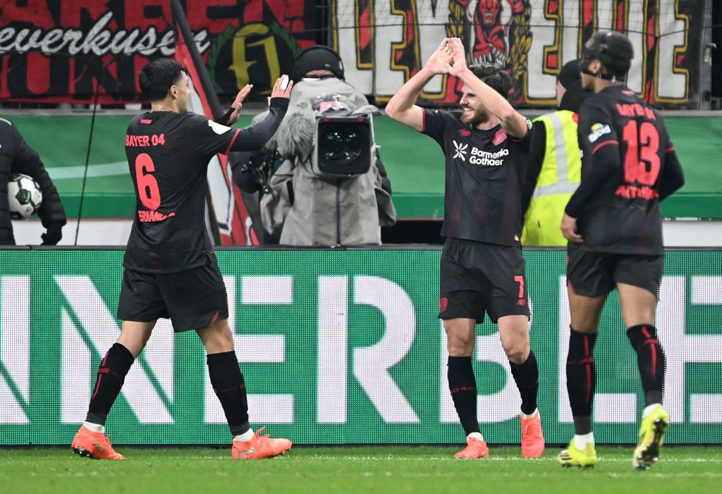 Leverkusens Jonas Hofmann (m) jubelt über sein Tor zum 3:0 gegen den FC St. Pauli.