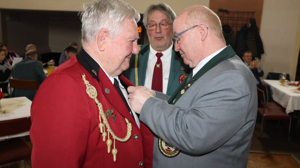 Heiko Roeder (l.) wurde mit einer hohen Auszeichnung geehrt.