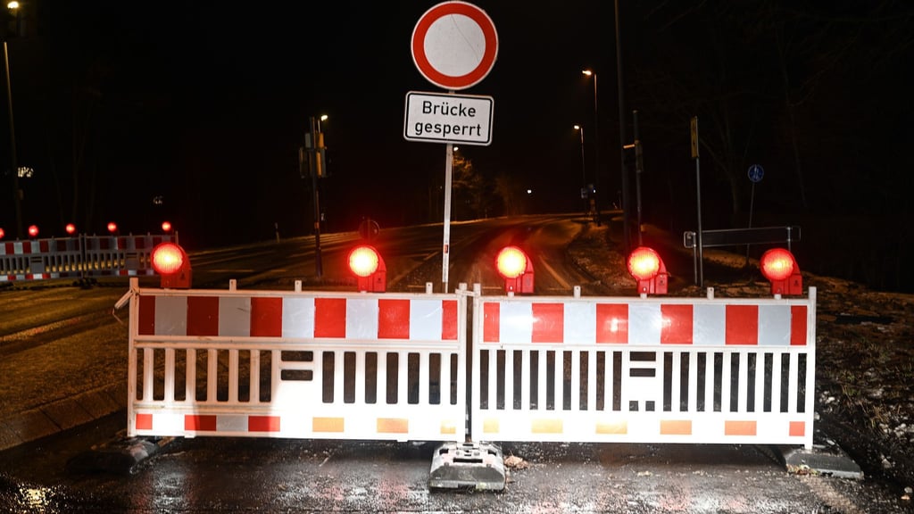 Die Jann-Berghaus-Brücke in Leer wurde infolge des Warnstreiks für den Verkehr gesperrt.