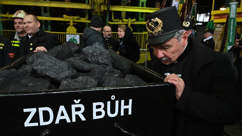 Bergleute bringen die symbolische letzte Lore an die Oberfläche.