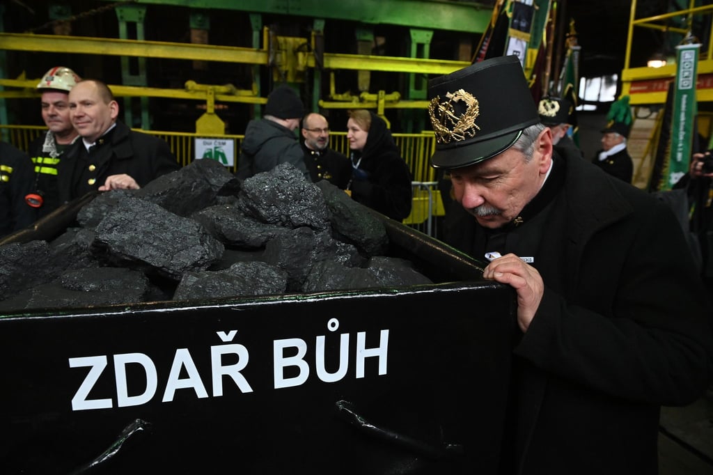 Bergleute bringen die symbolische letzte Lore an die Oberfläche.