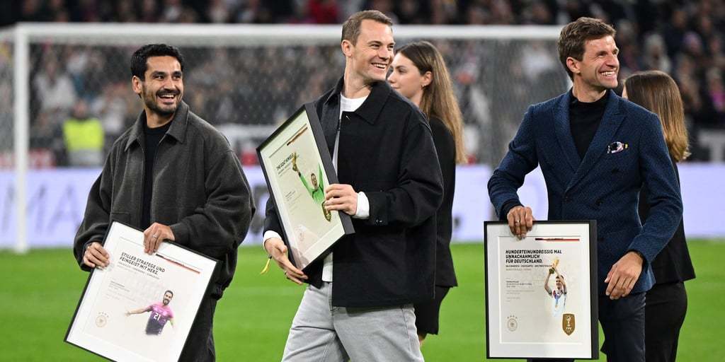 Manuel Neuer (m) verabschiedete sich schon aus dem DFB-Team. Gibt es eine überraschende Rückkehr? (Archivbild)