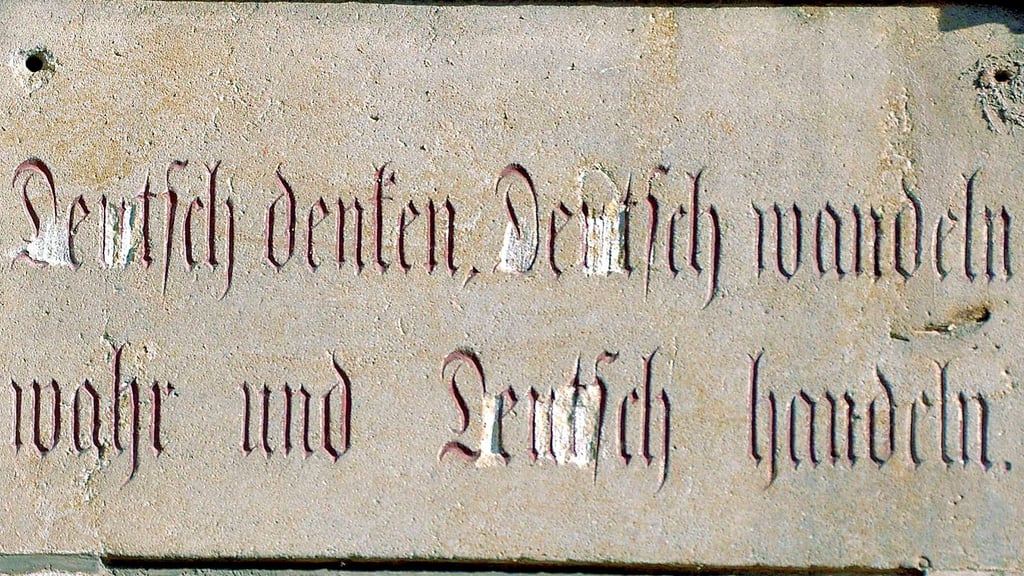 Wie von der sachsen-anhaltischen AfD gemeißelt: historische Inschrift an einem Türeingang in  der Innenstadt von Wittenberg. „Deutsch denken, Deutsch wandeln, wahr und Deutsch handeln.“