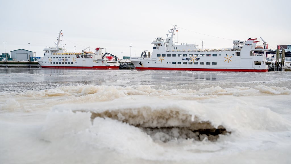 Im Hafen von Harlesiel sorgt Eisgang dafür, dass nichts mehr geht. (Archivbild)
