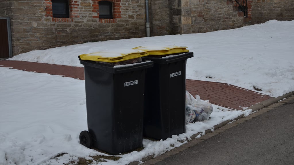 Am Dienstag (3. Februar) waren die Blauen Tonnen zwar entleert, aber an einigen Straßen in Hödingen standen die Gelben Tonnen weiterhin verloren am Straßenrand.