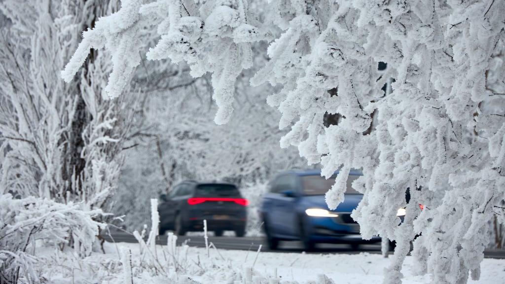 Schnee und gefrierender Regen lassen die Straßen in Sachsen-Anhalt wieder glatt werden