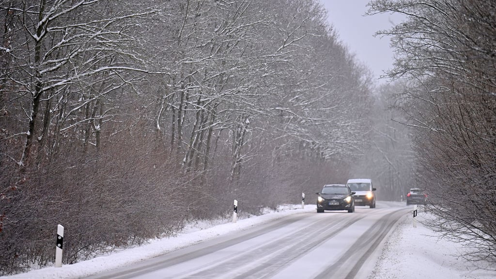 Schnee und Regen machen es Autofahrerinnen und Autofahrern schwer. (Archivbild)