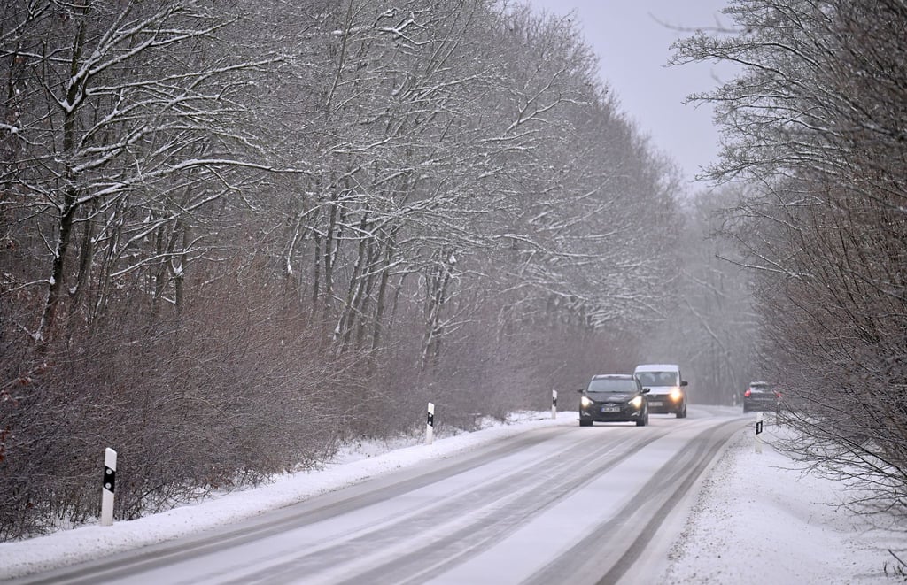 Schnee und Regen machen es Autofahrerinnen und Autofahrern schwer. (Archivbild)