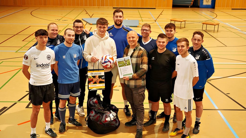 Ehrung für eine ganz besondere Fair-Play-Aktion im Amateurfußball: Finn Melzian vom Landesfußballverband FSA (5. v. l.) übergibt Preis und Trainingsbälle an Andreas Henzel (6. v. r.) und dessen Nebraer Team.