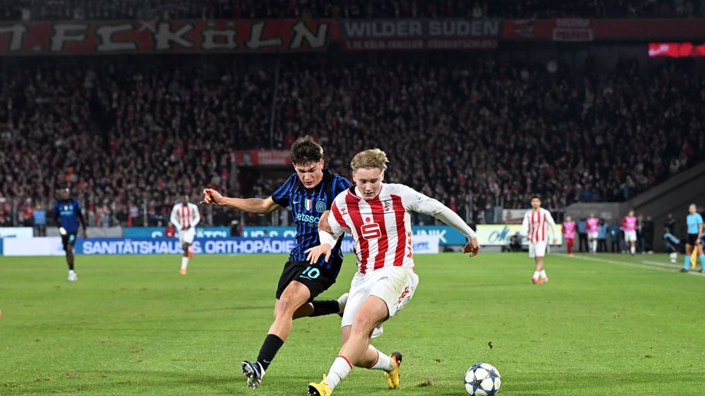 50.000 Zuschauer bei einem Junioren-Spiel: Der Kölner U19-Spieler Fynn Schenten und Mattia Mosconi von Inter Mailand kämpfen um den Ball.