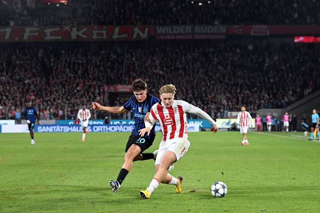 50.000 Zuschauer bei einem Junioren-Spiel: Der Kölner U19-Spieler Fynn Schenten und Mattia Mosconi von Inter Mailand kämpfen um den Ball.