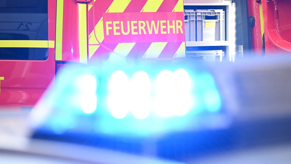 Bei dem Unfall mit einem Feuerwehrauto an der Magistrale in Halle wurden mehrere Personen schwer verletzt. (Symbolbild)