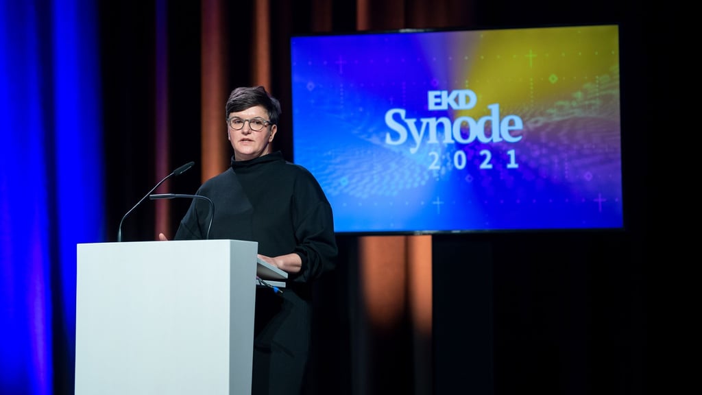 Nancy Janz, die Sprecherin der Betroffenenvertretung im Beteiligungsforum Sexualisierte Gewalt in der EKD, zieht sich nach einer Übergangszeit zurück - und kritisiert die Kirche. (Archivbild)