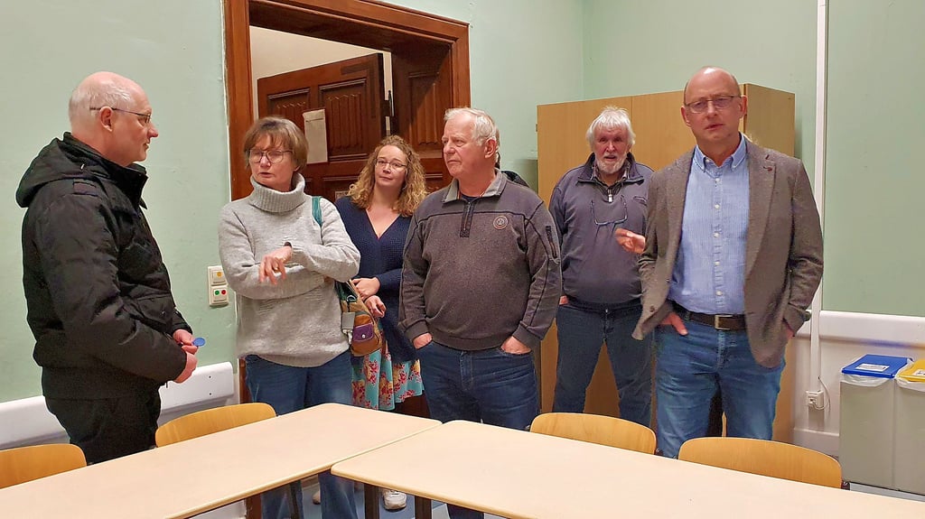 Schulleiter Ralf Hoppstock (links) stand den Ausschussmitgliedern und Gästen Rede und Antwort. 