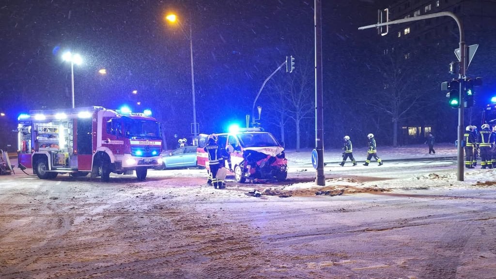 Bei dem Unfall mit einem Feuerwehrauto an der Magistrale in Halle wurden mehrere Personen verletzt.