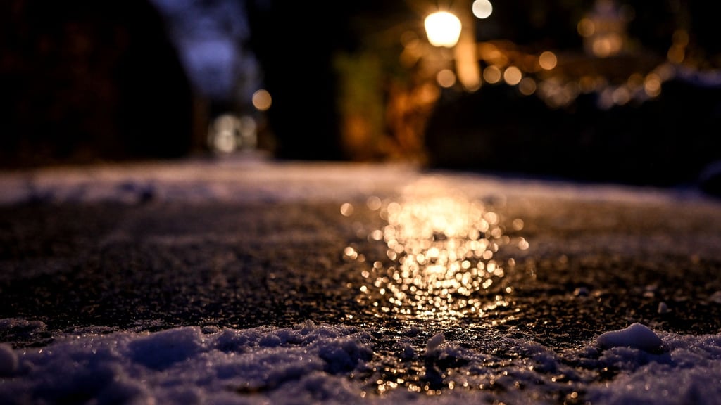 Vereist sind in Berlin und Brandenburg viele Straßen. (Archivbild)