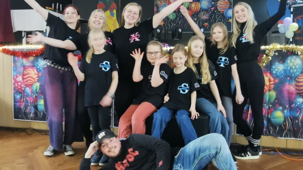 Lauter Eulen und ein Hahn im Korb: Timo Priezel (vorne) und die Faschingseulen freuen sich auf die Premiere am 7. Februar. 