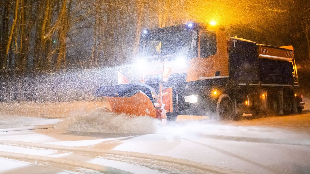 Streikbedingt sind Räumfahrzeuge nicht überall regulär im Einsatz. (Archivbild)