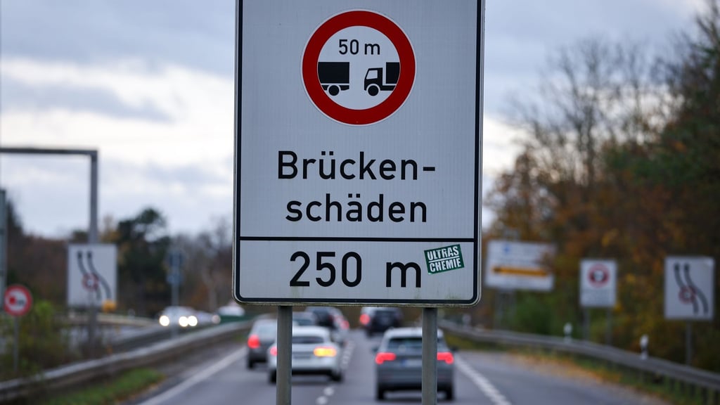 Die Agra-Brücke muss abgestützt werden. (Archivbild)