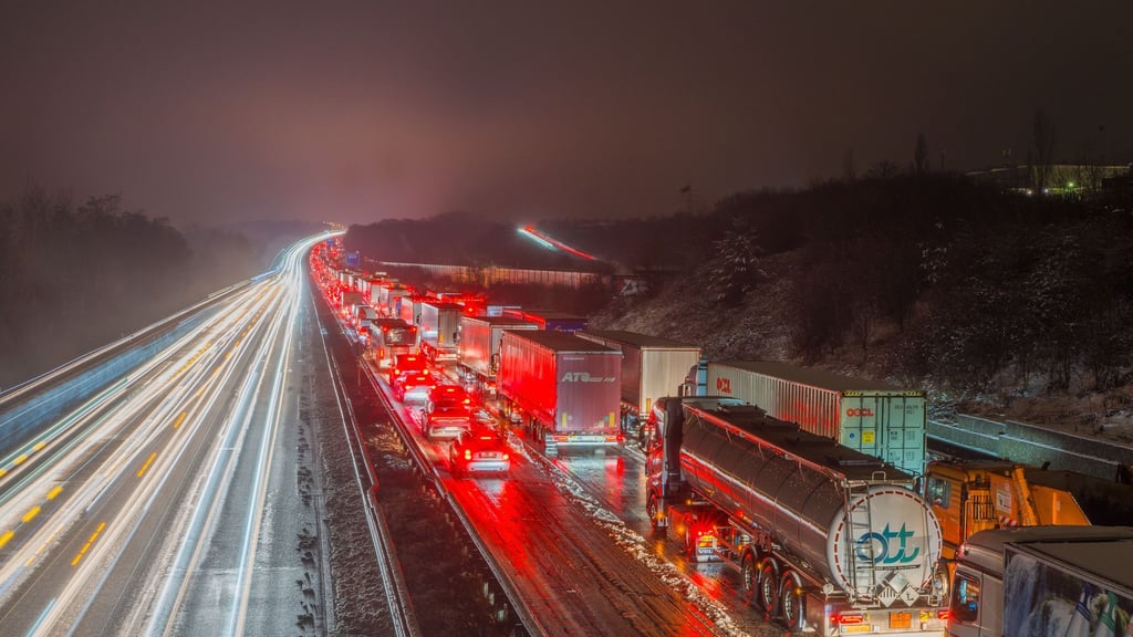 Der stundenlange Stau auf der A3 in Hessen hat sich aufgelöst.