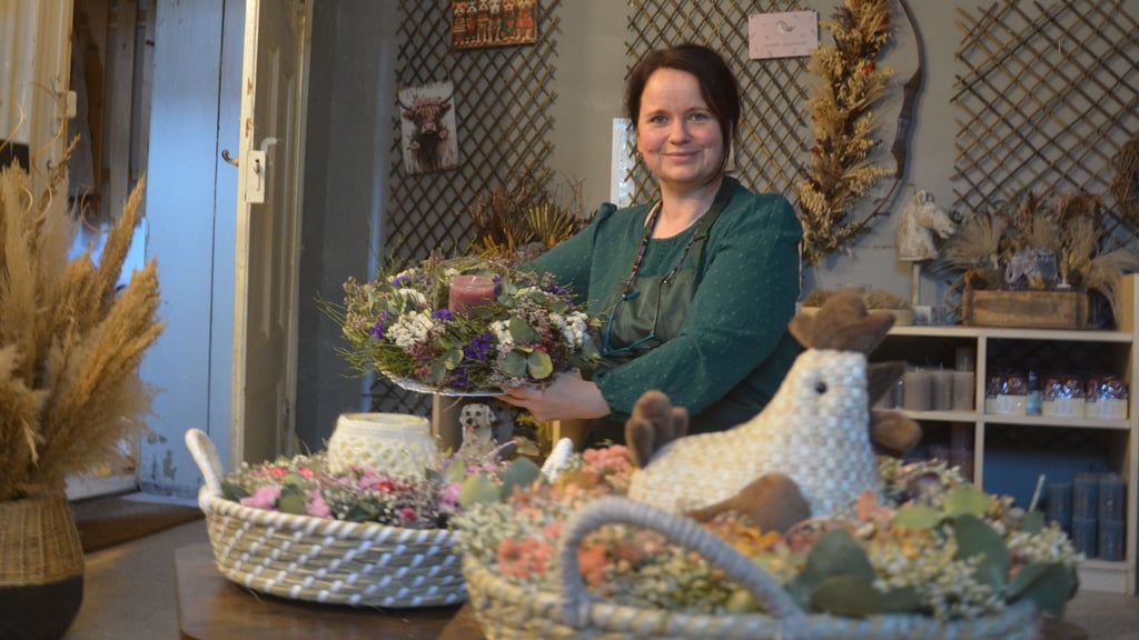Beatrice Noczynski bietet in ihrem "Herzallerliebst"-Atelier in Domersleben Kurse zum Kränzebinden an, die gleichzeitig therapeutisch wirken und die Kreativität fördern.