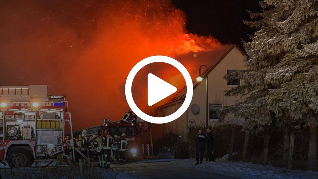 Haus in Flammen: Feuerwehrkräfte kämpfen in Hasselburg in der eisigen Nacht gegen den Brand eines Zweifamilienhauses.