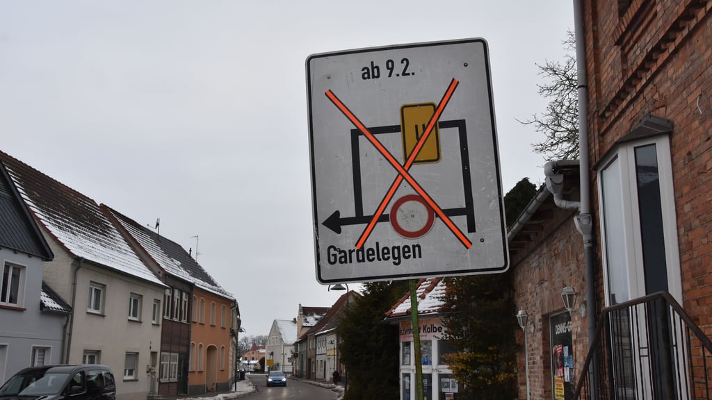 Das Datum auf den bereits stehenden Hinweistafeln ist nicht korrekt.