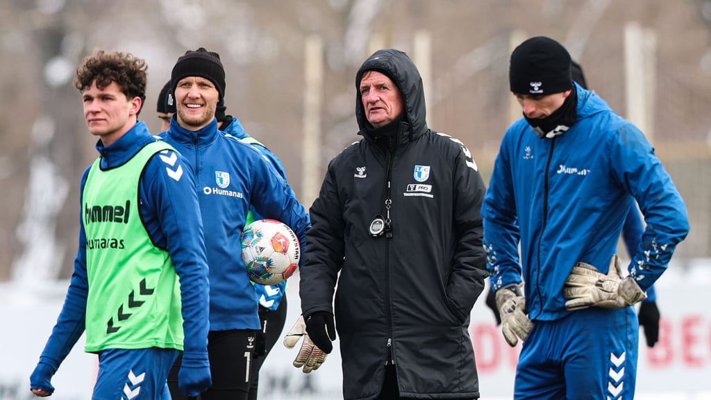 Die Spieler des 1. FC Magdeburg um Nummer eins Dominik Reimann haben