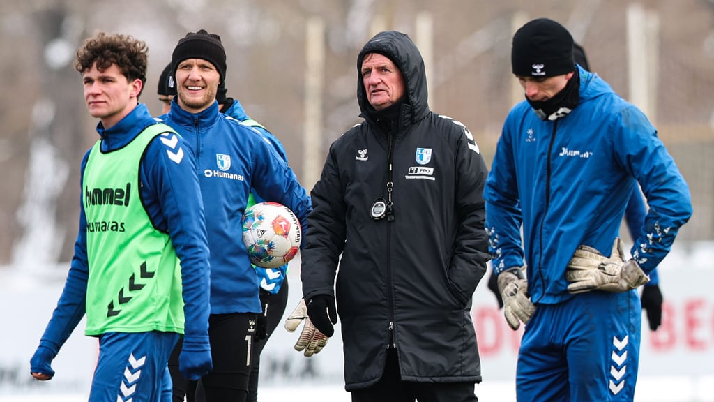 Die Spieler des 1. FC Magdeburg um Nummer eins Dominik Reimann haben