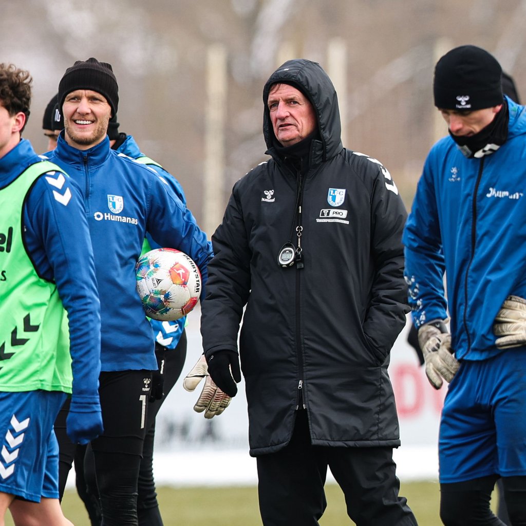 Die Spieler des 1. FC Magdeburg um Nummer eins Dominik Reimann haben