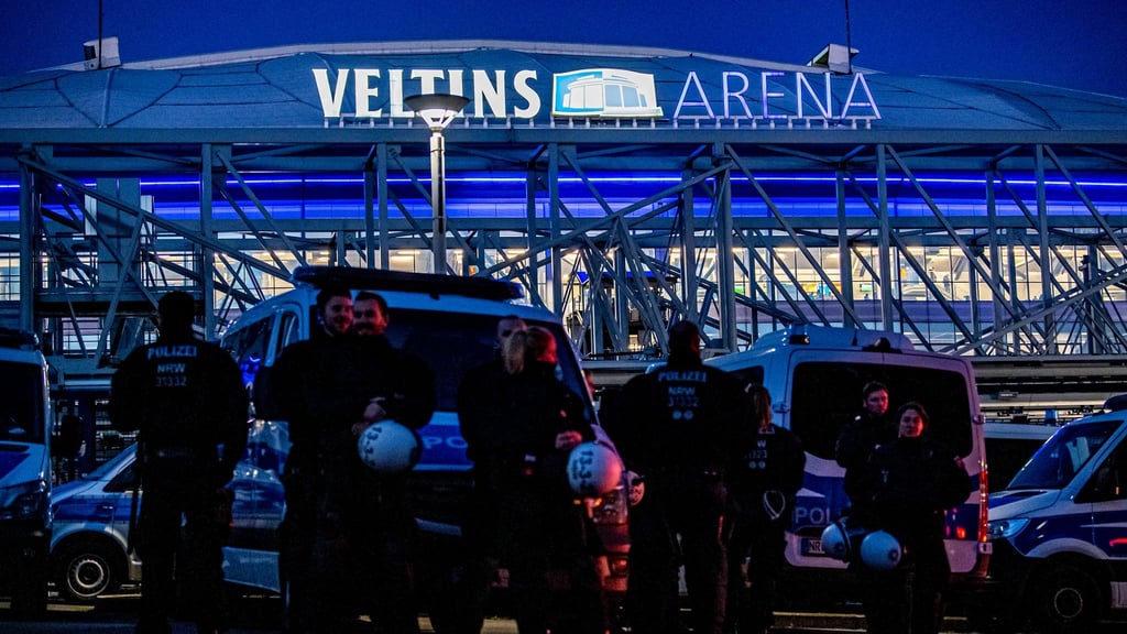 Auf Schalke wird am Samstag ein großes Polizeiaufgebot beim Spiel gegen Dresden im Einsatz sein. (Archivbild)