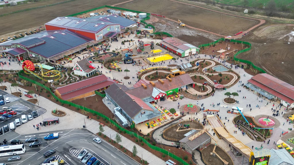 Im März 2024 eröffnete Karls Erlebnis-Dorf in Döbeln. Zum Sommer 2026 wird das dortige Angebot um eine Achterbahn und ein Café ergänzt.