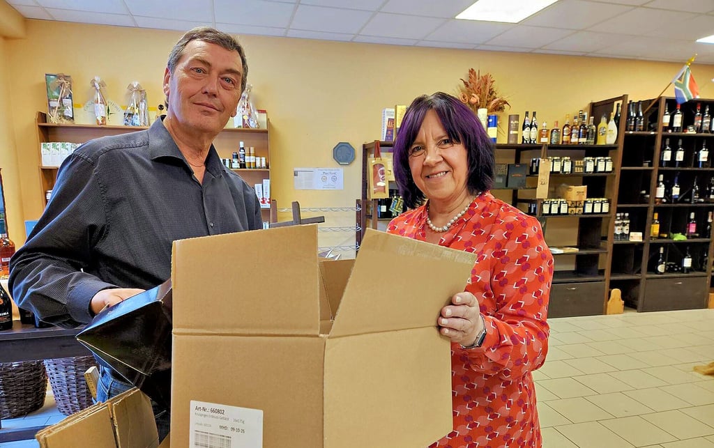 Martina Tirjan aus Tornau vor der Heide hat die „Weinperle“ in Köthen übernommen. Ihr Mann Peter hilft beim Einräumen.