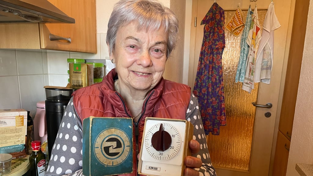 Seit 1971 begleitet der Kurzzeitwecker 1500 Sigrid Oberlatz aus Gommern.