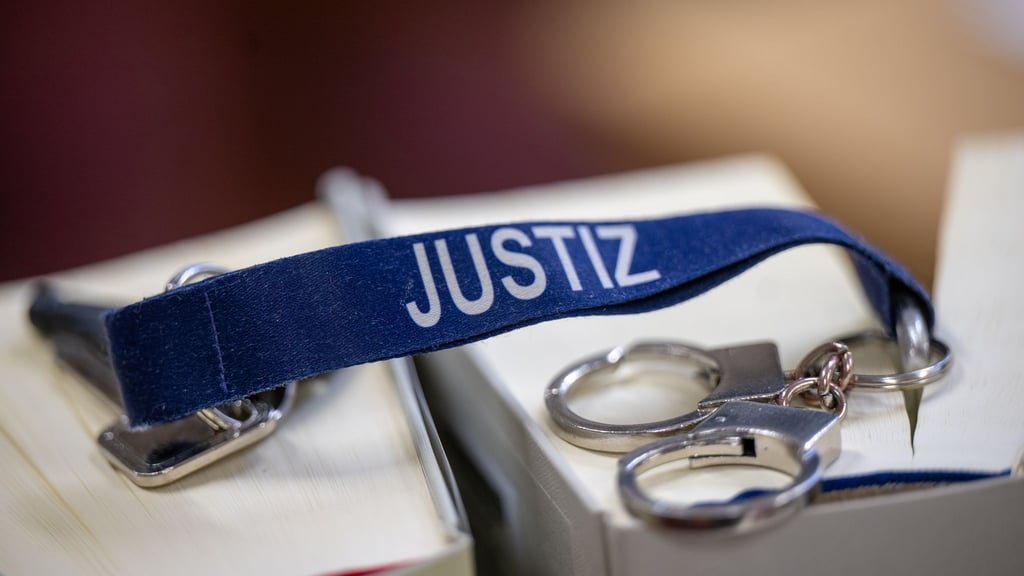 Eine 31-Jährige ist nach Raubüberfällen auf Seniorinnen zu drei Jahren Haft verurteilt worden. (Foto Illustration)