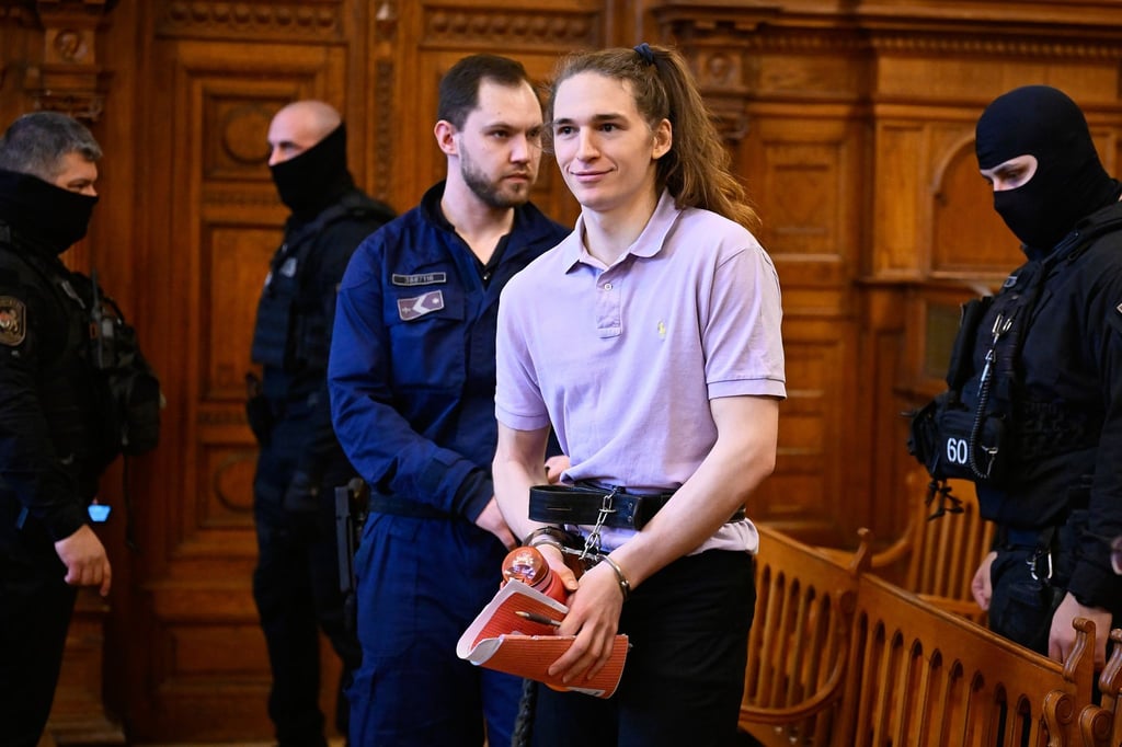 Ein Gericht in Budapest verurteilte die deutsche non-binäre Person Maja T. (2.v.r.) zu acht Jahren Gefängnis.