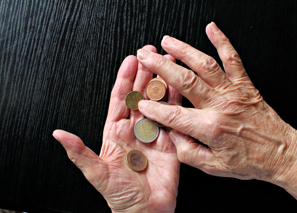 Viele Senioren in Sachsen-Anhalt beziehen eine geringe Rente. Die Unterbringung im Heim ist deshalb für viele nicht mehr zu stemmen.